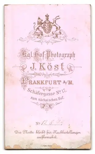 Fotografie J. Köst, Frankfurt a. M., Schäfergasse 17, Bürgerliches Fräulein im Puffärmelkleid