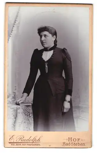 Fotografie E. Rudolph, Hof, Lorenz-Strasse 3, Junge Frau im taillierten Kleid