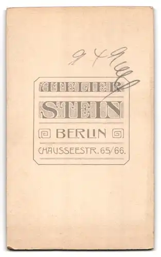 Fotografie Wilhelm Stein, Berlin, Chaussee Strasse 65 /66, Bürgerliche Dame mit strenger Frisur