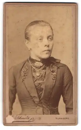Fotografie C. Schmidt, Nürnberg, Frauenthorzwinger, Bürgerliches Fräulein mit strenger Frisur