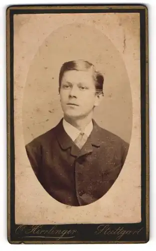 Fotografie O. Hirrlinger, Stuttgart, Junger Mann mit pomadisiertem Haar im Anzug