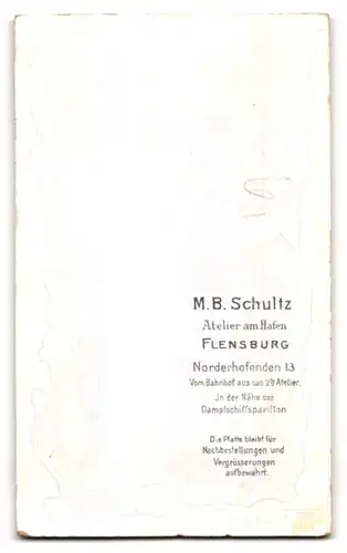 Fotografie M. B. Schultz, Flensburg, Norderhofenden 13, Gestandenes bürgerliches Paar im Sonntagsstaat