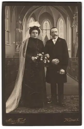 Fotografie Atelier Teich, Neustadt i. S., Hochzeitspaar im schwarzen Brautkleid und Anzug, Kirchen Studiokulisse