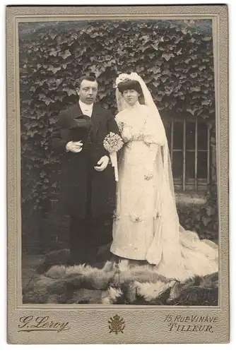 Fotografie G. Leroy, Tilleur, belgisches Brautpaar im weissen Hochzeitskleid und im schwarzen Anzug mit Zylinder