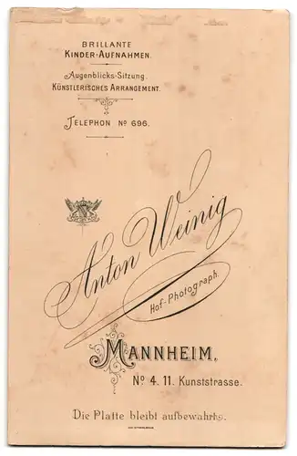 Fotografie Anton Weinig, Mannheim, Ehepaar im schwarzen Brautkleid und im Anzug mit Zylinder, Brautstrauss