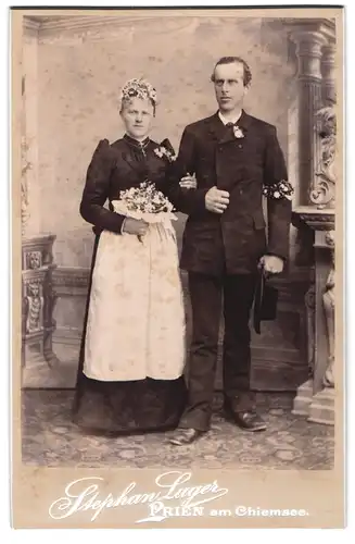 Fotografie Stephan Luger, Prien / Chiemsee, bayrisches Brautpaar im schwarzen Kleid und Anzug mit Brautstrauss