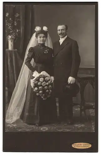 Fotografie Adalbert Werner, München, Hochzeitspaar im schwarzen Brautkleid und im Anzug mit Zylinder