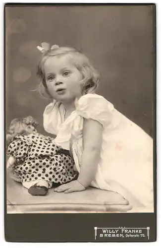 Fotografie Willy Franke, Bremen, niedliches kleines blondes Mädchen Wilma Bornemann mit ihrer Puppe