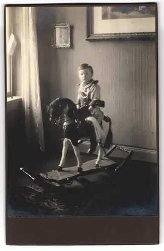 Fotografie unbekannter Fotograf und Ort, junger Knabe Helmut Priessnitz Uniform auf seinem Schauskelpferd, 1910