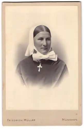 Fotografie Friedrich Müller, München, junge Novizin / Nonne im Habit mit Kruzifix