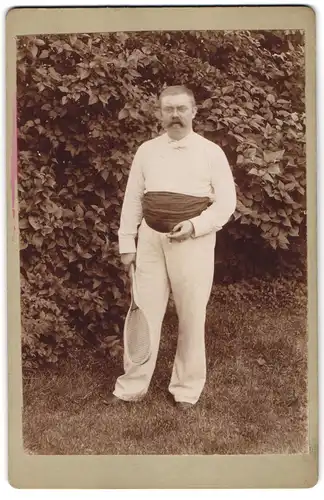 Fotografie unbekannter Fotograf und Ort, Herr Dr. F. Pausch als Tennisspieler mit Schläger und Kummerbund