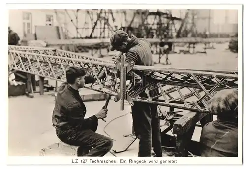 Fotografie junge Mechaniker nieten ein Ringeck des Zeppelin LZ 127