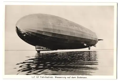 Fotografie Zeppelin LZ 127 bei der Wasserung auf dem Bodensee