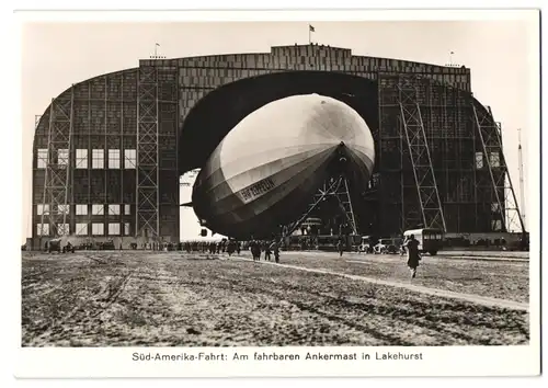 Fotografie Ansicht Lakehurst, Zeppelin Graf Zeppelin wird mit fahrbaren Ankermast aus der Halle gefahren