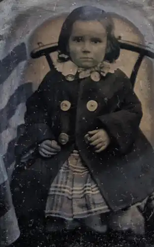 Fotografie Ferrotypie niedliches kleines Mädchen im Kleid mit Matel, im Metallrahmen und Holzschachtel