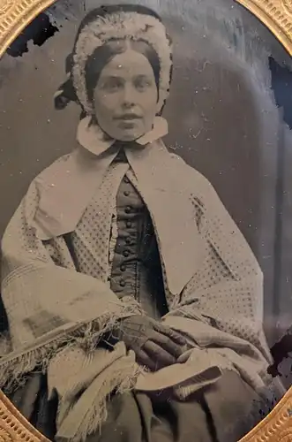 Fotografie Ambrotypie, 1 /9 Platte junge Frau mit Haube und Kleid, kolorierte Wangen, Metallrahmen und Holzschachtel