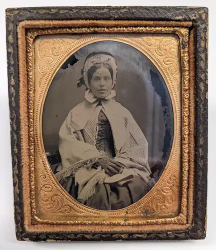 Fotografie Ambrotypie, 1 /9 Platte junge Frau mit Haube und Kleid, kolorierte Wangen, Metallrahmen und Holzschachtel