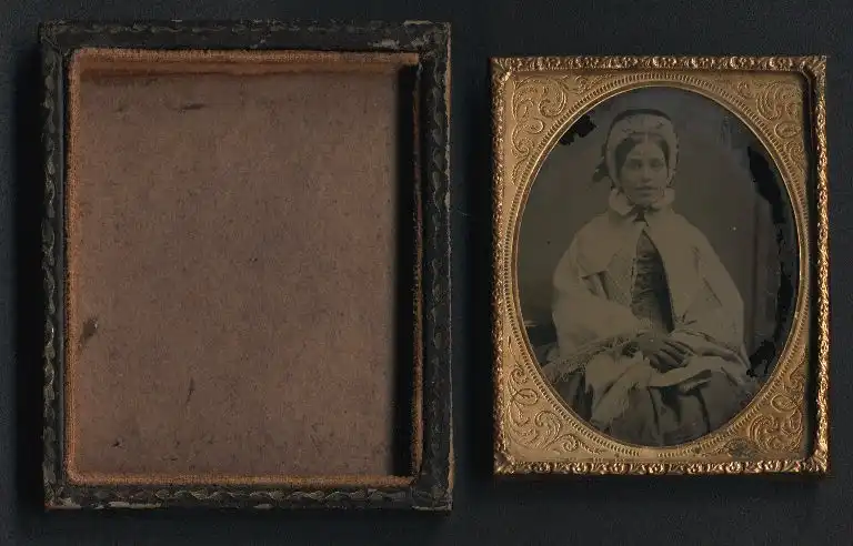 Fotografie Ambrotypie, 1 /9 Platte junge Frau mit Haube und Kleid, kolorierte Wangen, Metallrahmen und Holzschachtel 3
