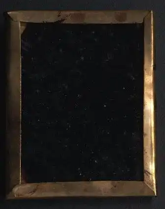 Fotografie Ambrotypie, 1 /9 Platte junge Frau mit Haube und Kleid, kolorierte Wangen, Metallrahmen und Holzschachtel 4