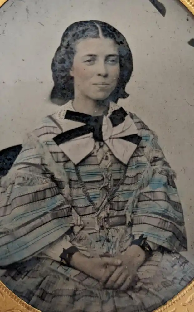 Fotografie Ambrotypie 1 /6 Platte junge Frau im gestreiften Kleid koloriert, Metallrahmen, original Schachtel mit Samt 0