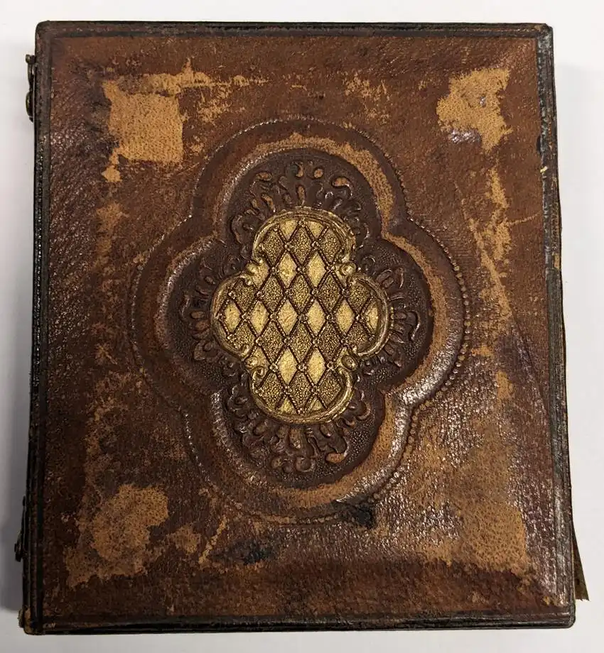 Fotografie Ambrotypie 1 /6 Platte junge Frau im gestreiften Kleid koloriert, Metallrahmen, original Schachtel mit Samt 1