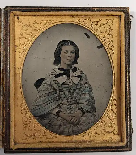 Fotografie Ambrotypie 1 /6 Platte junge Frau im gestreiften Kleid koloriert, Metallrahmen, original Schachtel mit Samt