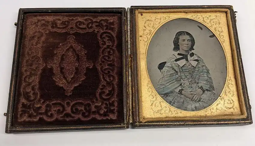 Fotografie Ambrotypie 1 /6 Platte junge Frau im gestreiften Kleid koloriert, Metallrahmen, original Schachtel mit Samt 3