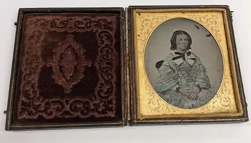 Fotografie Ambrotypie 1 /6 Platte junge Frau im gestreiften Kleid koloriert, Metallrahmen, original Schachtel mit Samt