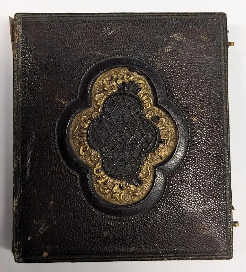 Fotografie Ambrotypie 1 /6 Platte junge Frau im gestreiften Kleid koloriert, Metallrahmen, original Schachtel mit Samt 4