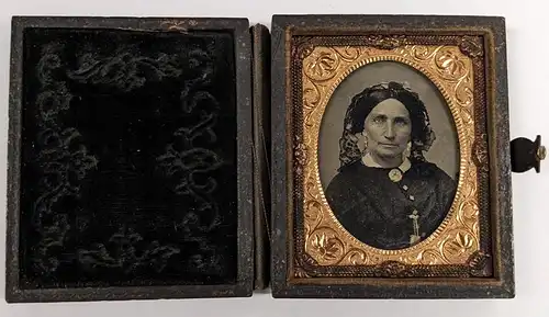 Fotografie Ferrotypie Dame im Kleid mit Kopfschmuck und Brosche mit Lincoln Konterfei, Metallrahmen, original Schachtel
