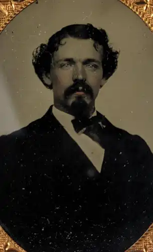 Fotografie Ambrotypie 1 /9 Platte Herr im Anzug mit Moustache, Gesicht Koloriert, Metallrahmen original Holzschachtel