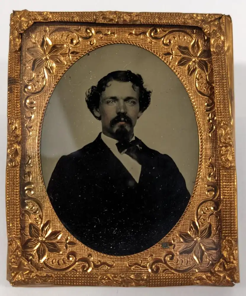 Fotografie Ambrotypie 1 /9 Platte Herr im Anzug mit Moustache, Gesicht Koloriert, Metallrahmen original Holzschachtel 2