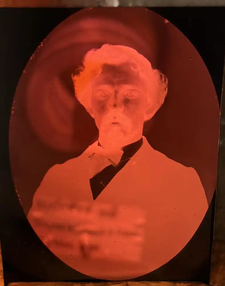 Fotografie Ambrotypie 1 /9 Platte Herr im Anzug mit Moustache, Gesicht Koloriert, Metallrahmen original Holzschachtel 5