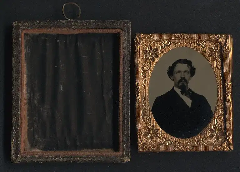 Fotografie Ambrotypie 1 /9 Platte Herr im Anzug mit Moustache, Gesicht Koloriert, Metallrahmen original Holzschachtel 7