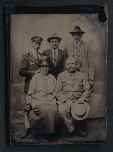 Fotografie Ferrotypie Eltern mit ihren drei Erwachsenen Söhnen in feinen Anzügen