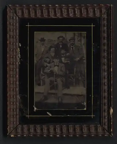 Fotografie Ferrotypie sechs Herren in Anzügen mit Flanierstöcken, Passepartout hinter Glas und Gerahmt