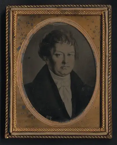 frühes Portrait auf Glas gemalt, junger Mann im Anzug, im Passepartoutrahmen aus Metall und original Schachtel