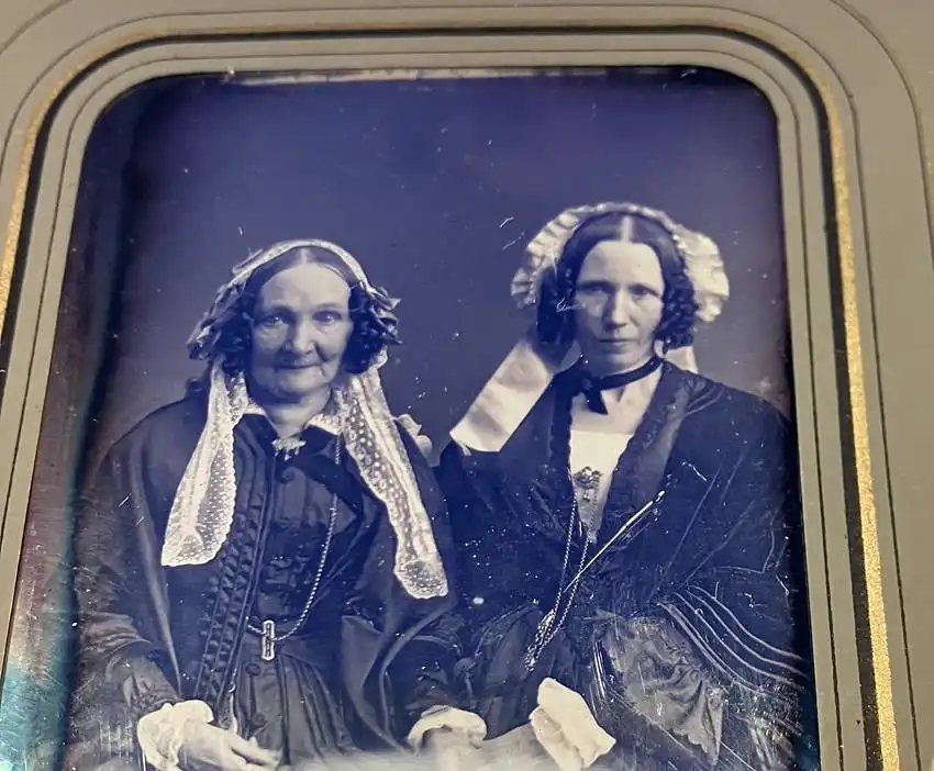 Fotografie Daguerreotypie 1 /4 Platte Mutter und Tochter, Biedermeierkleidern halten Händchen, Passepartout hinter Glas 0