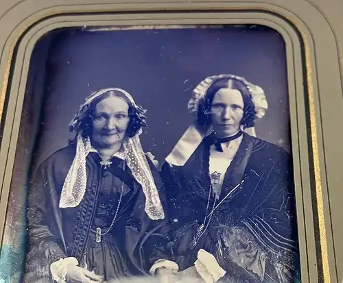 Fotografie Daguerreotypie 1 /4 Platte Mutter und Tochter, Biedermeierkleidern halten Händchen, Passepartout hinter Glas