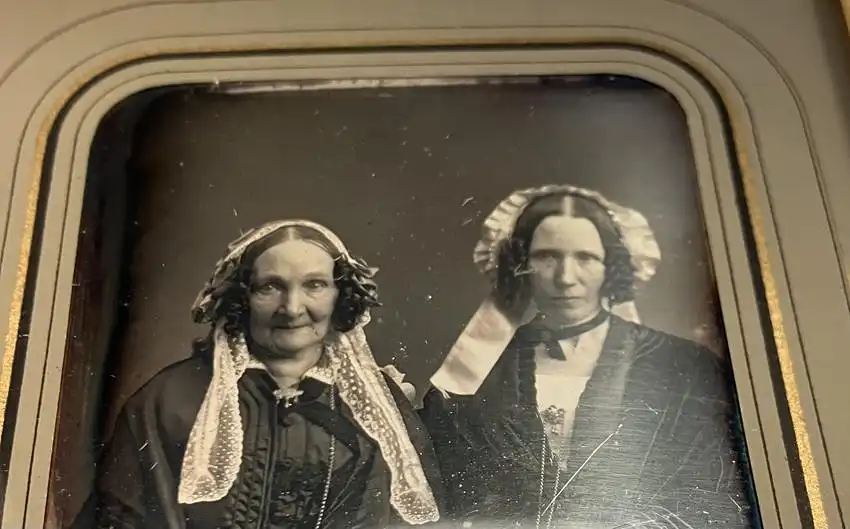 Fotografie Daguerreotypie 1 /4 Platte Mutter und Tochter, Biedermeierkleidern halten Händchen, Passepartout hinter Glas 2
