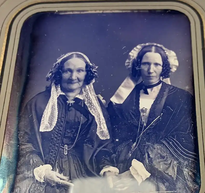 Fotografie Daguerreotypie 1 /4 Platte Mutter und Tochter, Biedermeierkleidern halten Händchen, Passepartout hinter Glas 3