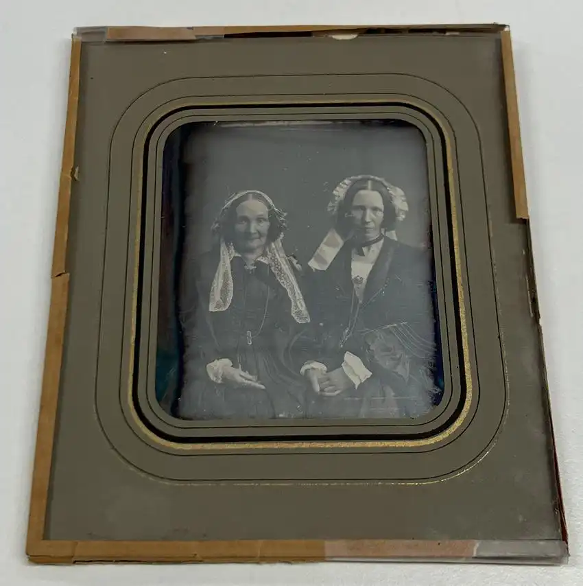 Fotografie Daguerreotypie 1 /4 Platte Mutter und Tochter, Biedermeierkleidern halten Händchen, Passepartout hinter Glas 4