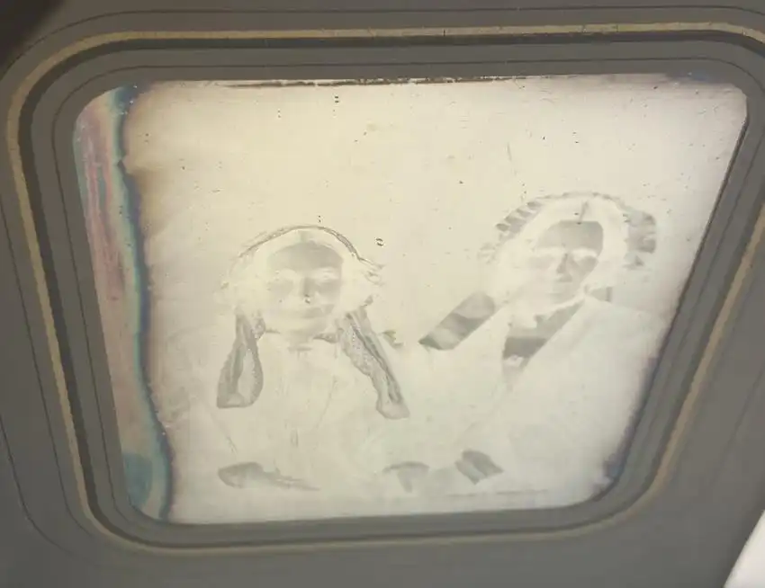 Fotografie Daguerreotypie 1 /4 Platte Mutter und Tochter, Biedermeierkleidern halten Händchen, Passepartout hinter Glas 5