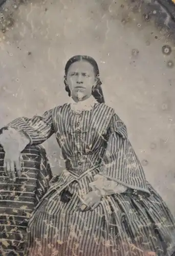 Fotografie Ambrotypie 1 /4 Platte Fräulein Anna Neuner mit 27 Jahren erblindet, Passepartout hinter Glas, 1 /4 Platte