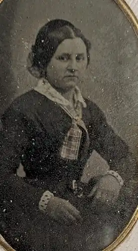 Fotografie Daguerreotypie von Franz Xaver Sölch, Ingolstadt, 1 /9 Platte junge Frau Biedermeierkleid mit strengem Blick