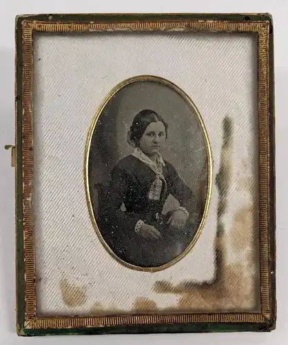 Fotografie Daguerreotypie von Franz Xaver Sölch, Ingolstadt, 1 /9 Platte junge Frau Biedermeierkleid mit strengem Blick