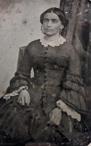 Fotografie Ambrotypie 1 /4 Platte Dame im Biedermeierkleid mit Spitzenkragen, im Passepartout hinter Glas gefasst
