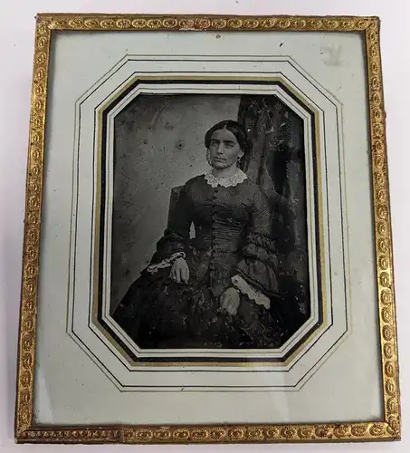 Fotografie Ambrotypie 1 /4 Platte Dame im Biedermeierkleid mit Spitzenkragen, im Passepartout hinter Glas gefasst