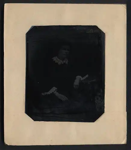 Fotografie Ambrotypie junge Frau im Biedermeierkleid mit Spitzenkragen, im Passepartout