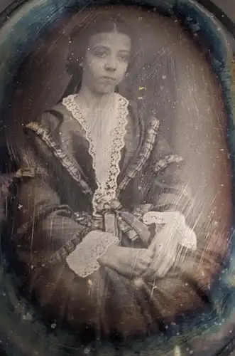 Fotografie Daguerreotypie 1 /4 Platte junge Frau im Biedermeierkleid, im Passepartout hinter Glas, gerahmt
